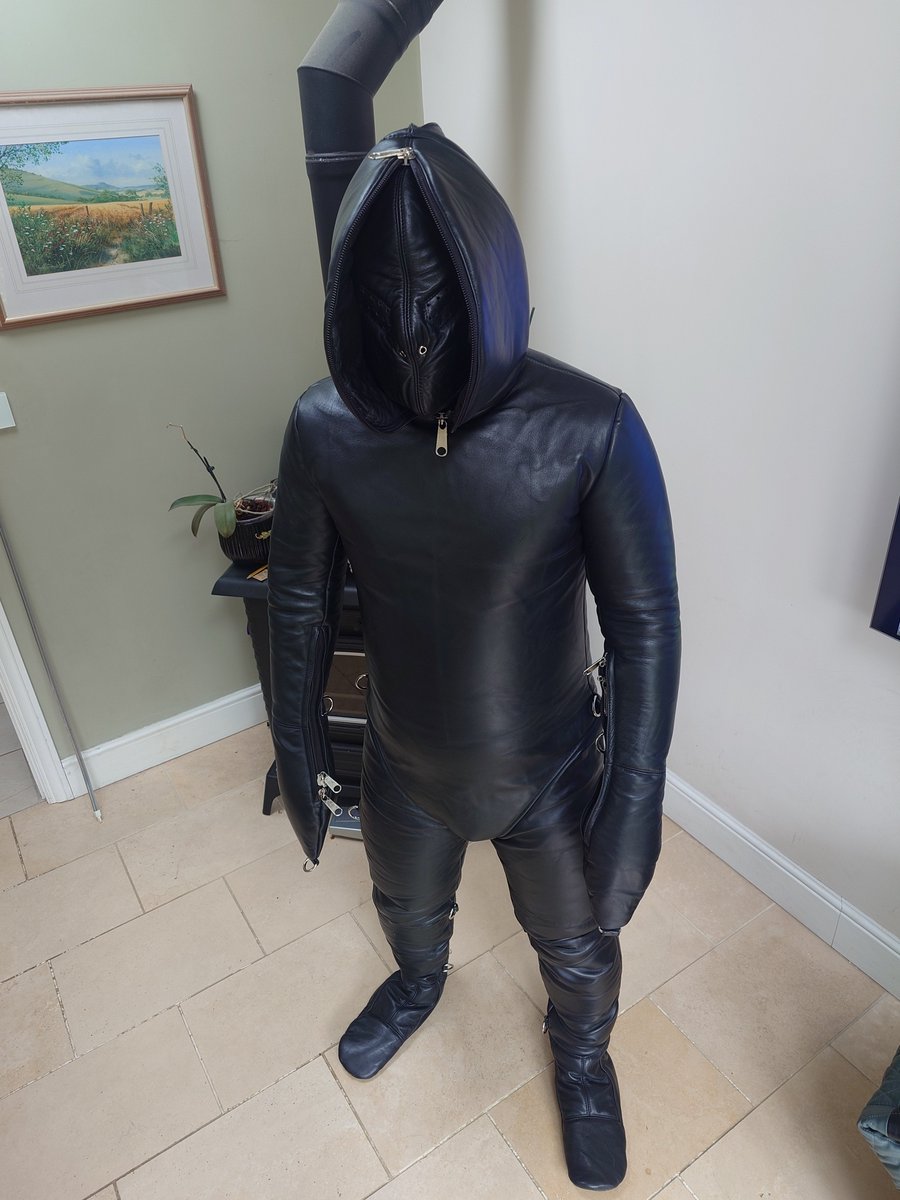 Cycleracer2's tweet photo. This suit is so amazing to be in it's a total leather hug @leatherprision #trapped #nogettingout https://t.co/WDCRHlAk8W