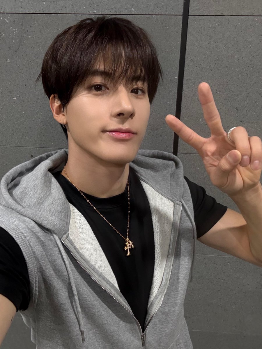 THEBOYZ_officl's tweet photo. [📸] 에릭 아이돌 라디오 시즌4 DJ 완료🐶 에디 덕분에 웃음이 가득했던 즐거운 월요일 밤🐾

#THEBOYZ #더보이즈
#ERIC #에릭 https://t.co/q2nf2YFAic
