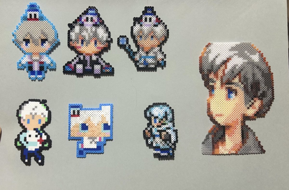 hikonekoooo's tweet photo. 息子が珍しく早く寝て、猫様たちが旦那にくっ付いていたのでようやくビーズの写真がまとめて撮れました。
まだ収まりきっていないので其方は改めて…。
まだまだ作りたいものだらけです😊

#アイロンビーズ
#幻想水滸伝
#ドズル社アート
#ブレスオブファイア https://t.co/bRd58f8WXE