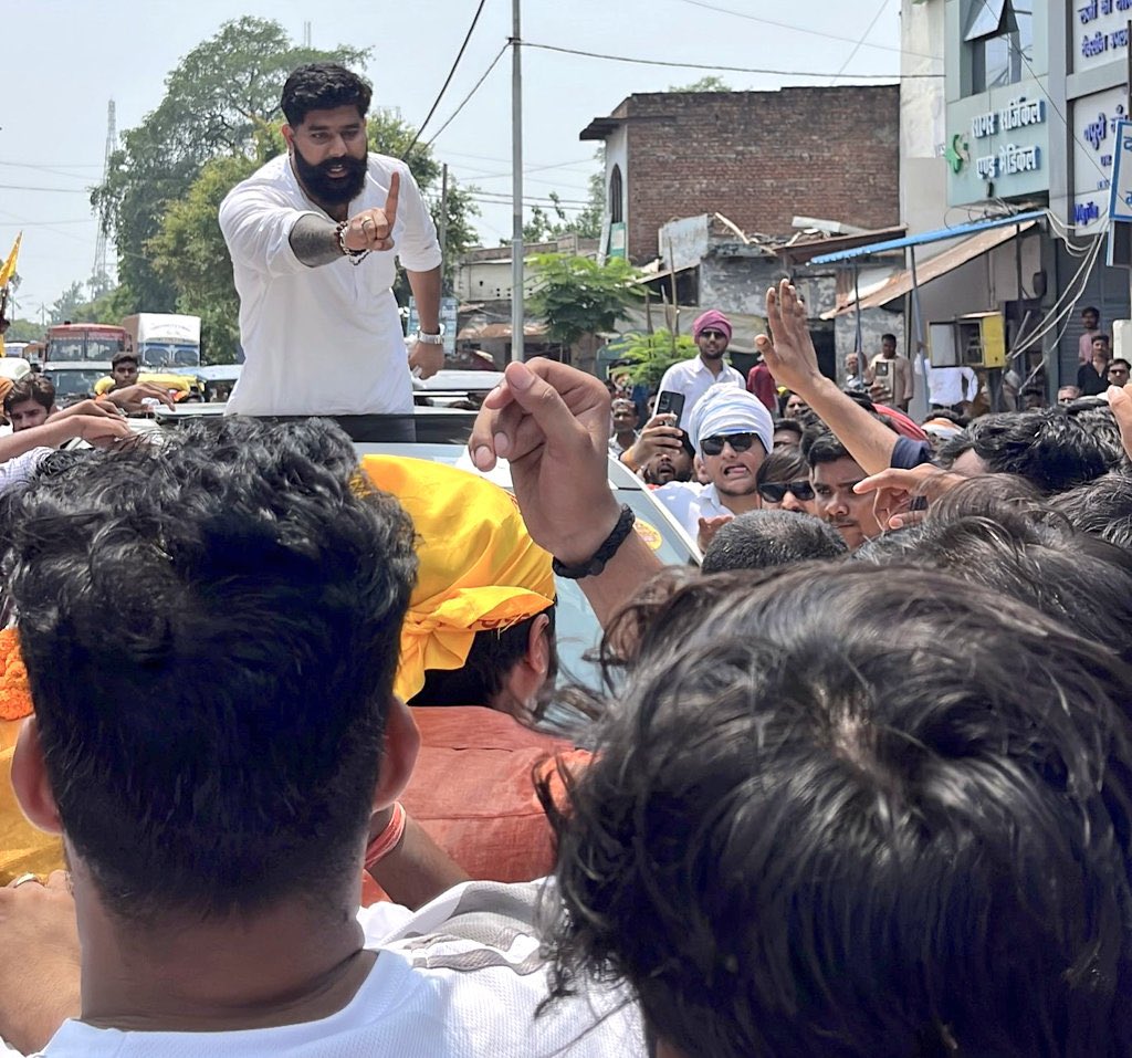 आख़िर इस रीलबाज को,

"श्रद्धेय नेता जी अमर रहें" के नारे से क्यों दिक्कत है ? 

🤬🤬

ये अपने गांव से बीडीसी का चुनाव नहीं जीत सकता, चला है बड़का नेता बनने ।