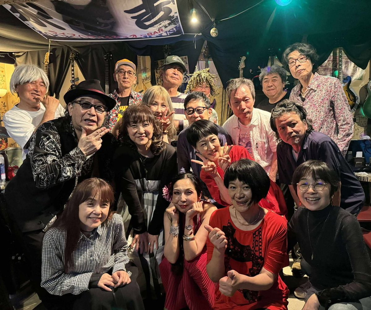 5/25BCT永吉RRH、Arcadia企画 千鶴ママのバースデーライブありがとうございました！
偶然にも赤い衣裳が多く華やか。今回愛バンドは9曲のオリジナル曲を演奏。ついに45分の持ち時間をフルに演奏できるようになったと感慨深い🤗
次の愛バンドのライブは6/29(日）山手インバーハウスでお会いしましょう。