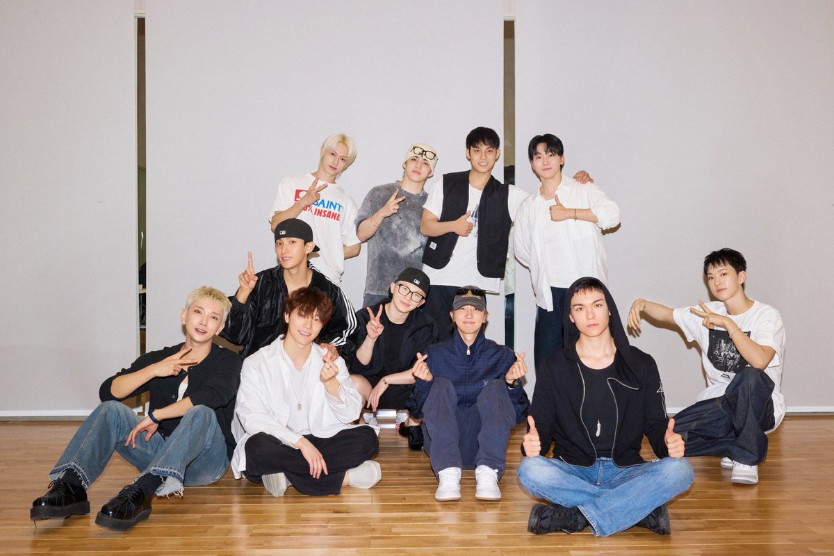 1周年の時に「10주년이 되는 그날까지 늘 옆에서 함께해요! (10周年になるその日までいつも隣で一緒にいましょう！)」の言葉とともに投稿された写真のやつだ😭😭😭😭
ジョンハンさんの肩を抱いてるホシくん😭😭