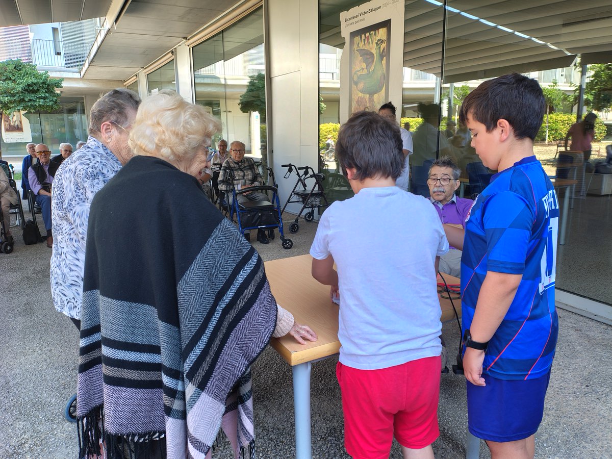 🫶Missives entre generacions, trobada entre infants de 5è de l’escola Ginesta i persones grans del Centre de Dia Masbau, per afavorir la relació, enriquir la convivència i potenciar la comprensió mútua entre dos mons que sovint no s’interrelacionen

ℹ️vilanova.cat/gent_gran/miss…