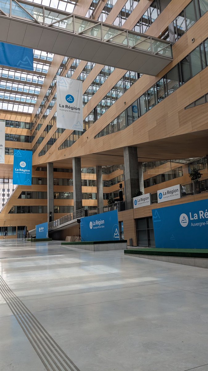 Adelifpaly's tweet photo. En pleine réunion à l'hôtel de région avec toutes les parties prenantes pour le #cotech 🤷 https://t.co/NPQGVIziTg