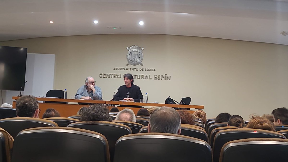 Locales culturales repletos de gente para hablar de filosofía, de la necesidad (y belleza) de crear espacios en los que podamos hablar sobre lo que nos preocupa. La filosofía interesa, y mucho, porque es resistencia intelectual frente a la normalización de nuestros malestares.