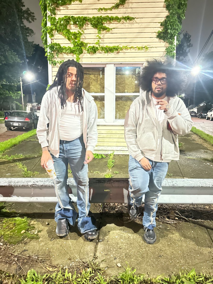 Zellyochov's tweet photo. Do I look like I be trollin my grown ahhh #newmusic #weit #AWC https://t.co/ZJHoBNTMoD