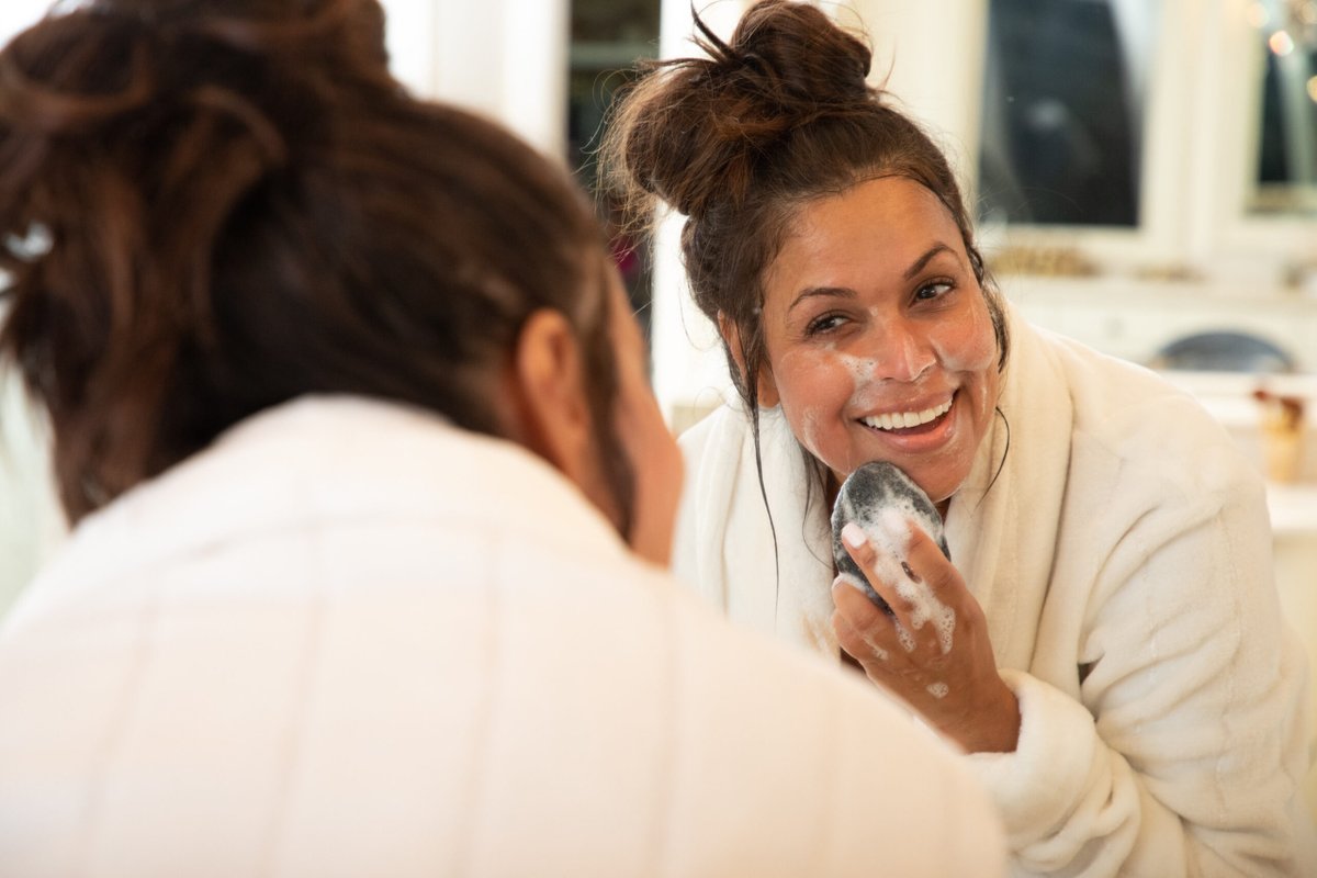 Traceyeedmonds's tweet image. Four Tips to Help With “Maskne” Breakouts ow.ly/m2Lh50DrGru #lookgood #beauty #alrightnow #alrighters