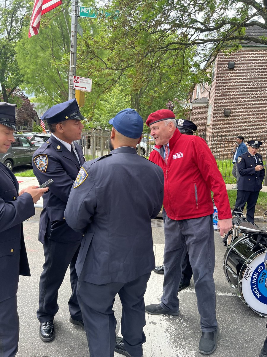 CurtisSliwa's tweet image. On this Memorial Day, we honor the brave men and women who made the ultimate sacrifice to defend our freedoms. Their courage made our way of life possible. 

I hope to see many of you at the parades as we pay tribute to our heroes.

I was proud to join the Forest Hills and…