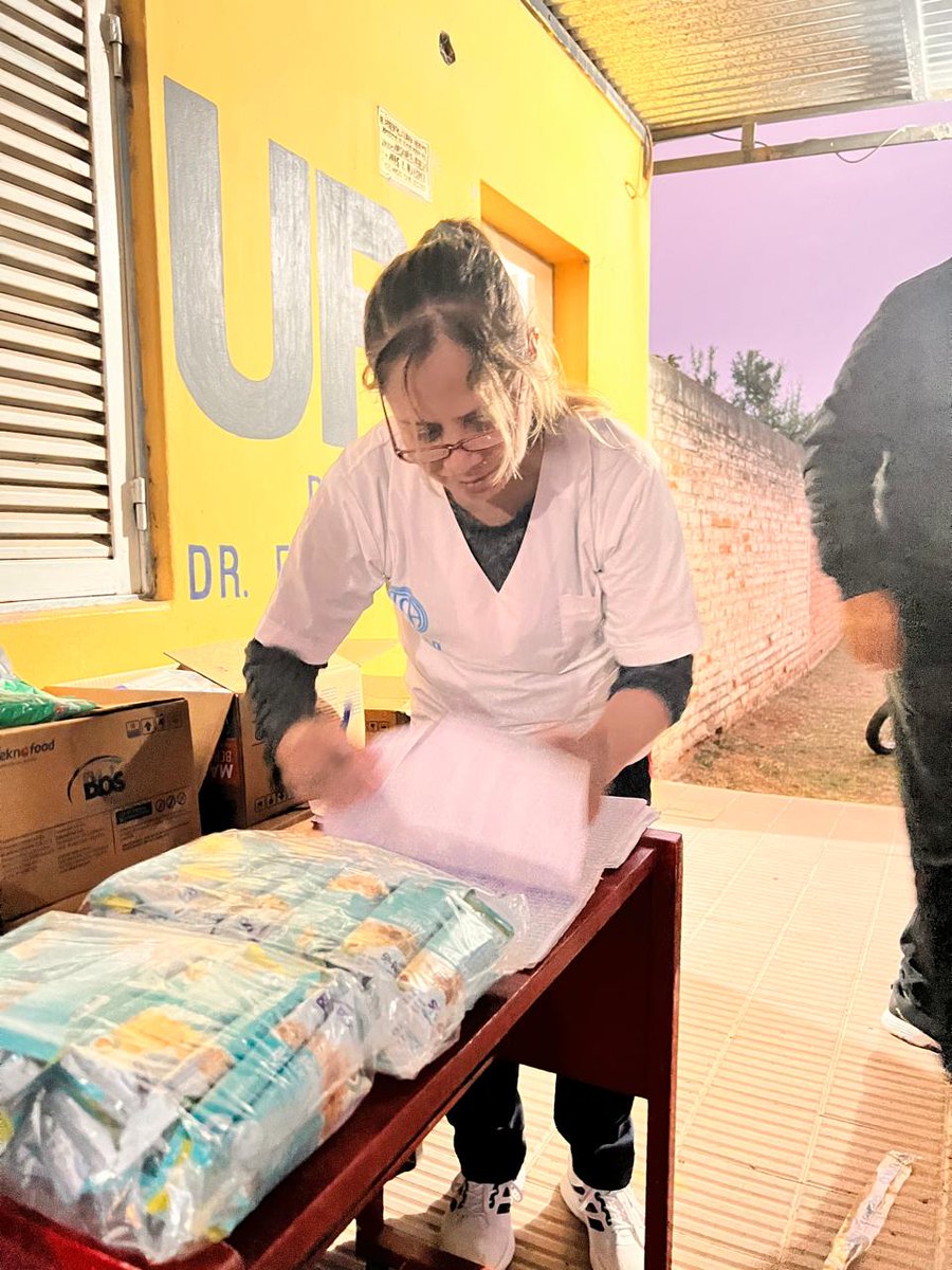 Programa1700D's tweet image. 🔔El Ex Intendente de Frías Dr. Aníbal Padula y el concejal Ramón Pajon se concretó la entrega de los productos en la Upa del Barrio Elíseo Fringes a cargo de Rossana Elizabeth Farias y  que asiste a más de 100 beneficiarios empadronados entre niñas, niños y madres embarazadas.