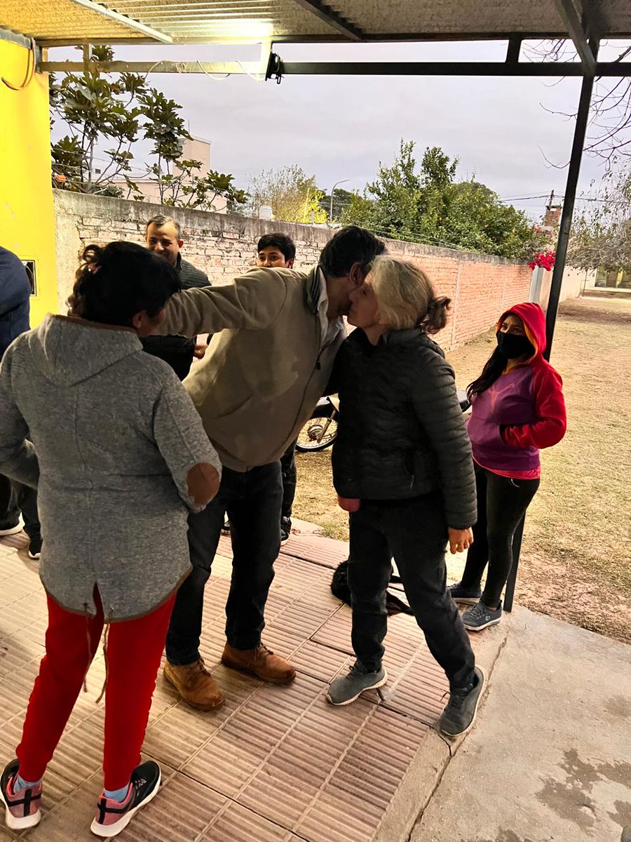 Programa1700D's tweet image. 🔔El Ex Intendente de Frías Dr. Aníbal Padula y el concejal Ramón Pajon se concretó la entrega de los productos en la Upa del Barrio Elíseo Fringes a cargo de Rossana Elizabeth Farias y  que asiste a más de 100 beneficiarios empadronados entre niñas, niños y madres embarazadas.