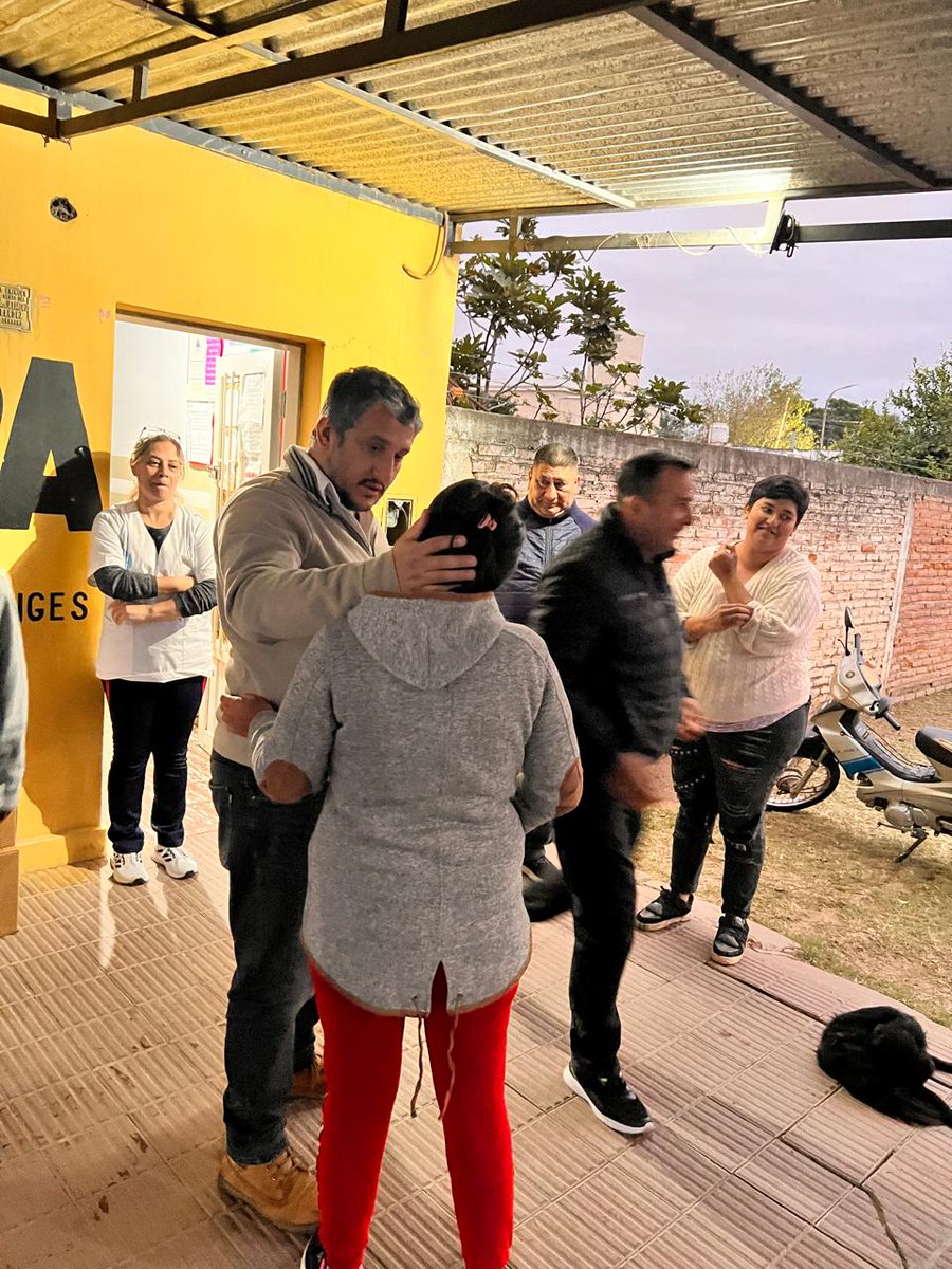 Programa1700D's tweet image. 🔔El Ex Intendente de Frías Dr. Aníbal Padula y el concejal Ramón Pajon se concretó la entrega de los productos en la Upa del Barrio Elíseo Fringes a cargo de Rossana Elizabeth Farias y  que asiste a más de 100 beneficiarios empadronados entre niñas, niños y madres embarazadas.