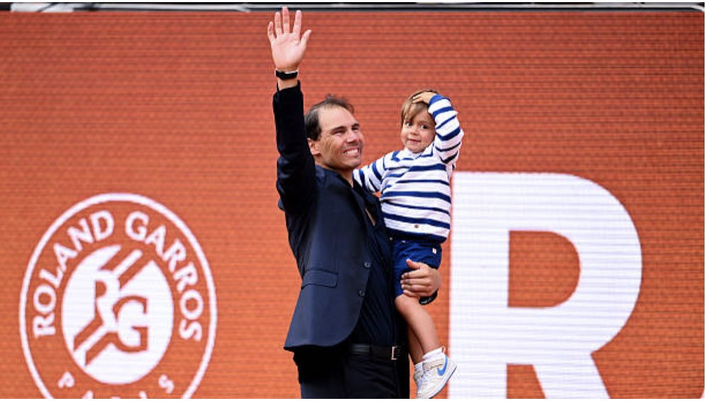 Ayer ,el homenaje  Rafa Nadal es único y propio de la persona que es. Fue lo que su forma de ser deseaba. 45 minutos de GRACIAS, MERCI, THANKS de RAFA para todo el mundo y olvidaos de hablar de mi….. y lo consiguió una vez más. Vimos a la persona y no al tenista. Grande RAFAEL!!