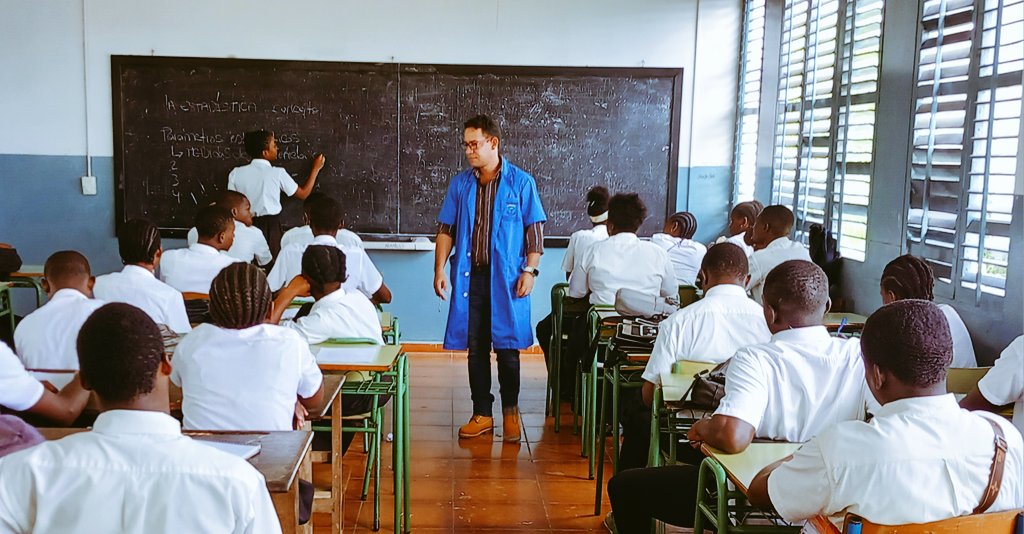 Enseñar que los estudiantes aprendan y se valgan por sus propios medios es enseñar a enseñar, así es la labor de la brigada educativa cubana cuando realiza el trabajo con los monitores, garantizando de este modo el futuro de la educación en Guinea Ecuatorial
#mallulydiaz