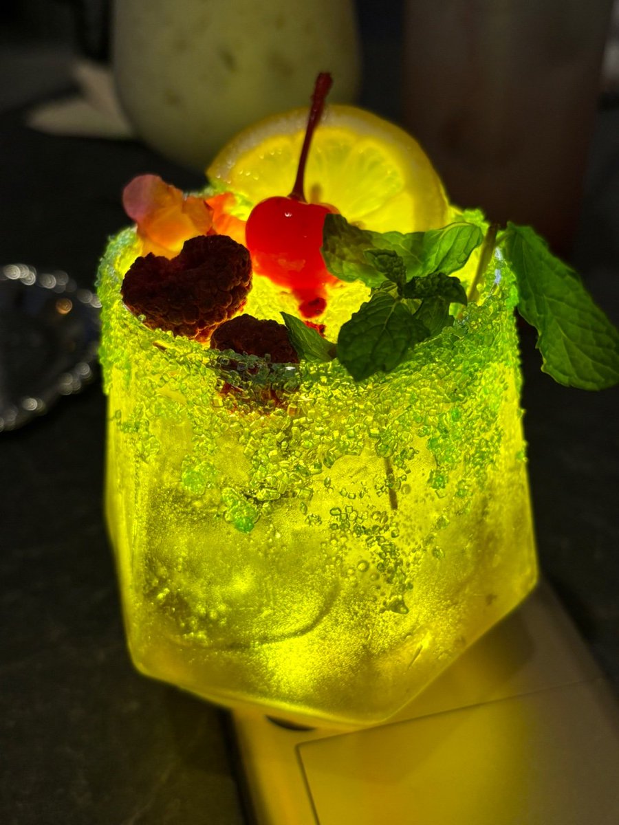 정말 오랫동안 알고 지낸 지인들과 오프기념  커스텀 칵테일바 다녀왔습니다🥹🩷

코하쿠 크로스 스카우트 일러와
크레이지비 트립 일러를 부탁드렸는데 너무 아름다운...
다음에도 또 들리고 싶은 너무너무너무 좋은 곳🫶💗
가실 분들은 일찍 가시거나 아니면 예약하구 가셔요! 웨이팅 꽤 많더라구요!