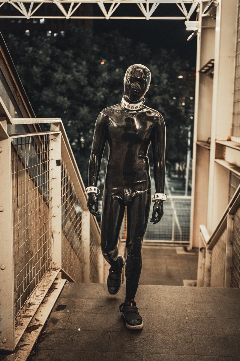 小膠人半夜走在路上閒晃
不知道會不會被路人看到帶回家玩弄
📷： <a href="/Rubber_ruru/">阿儒</a>