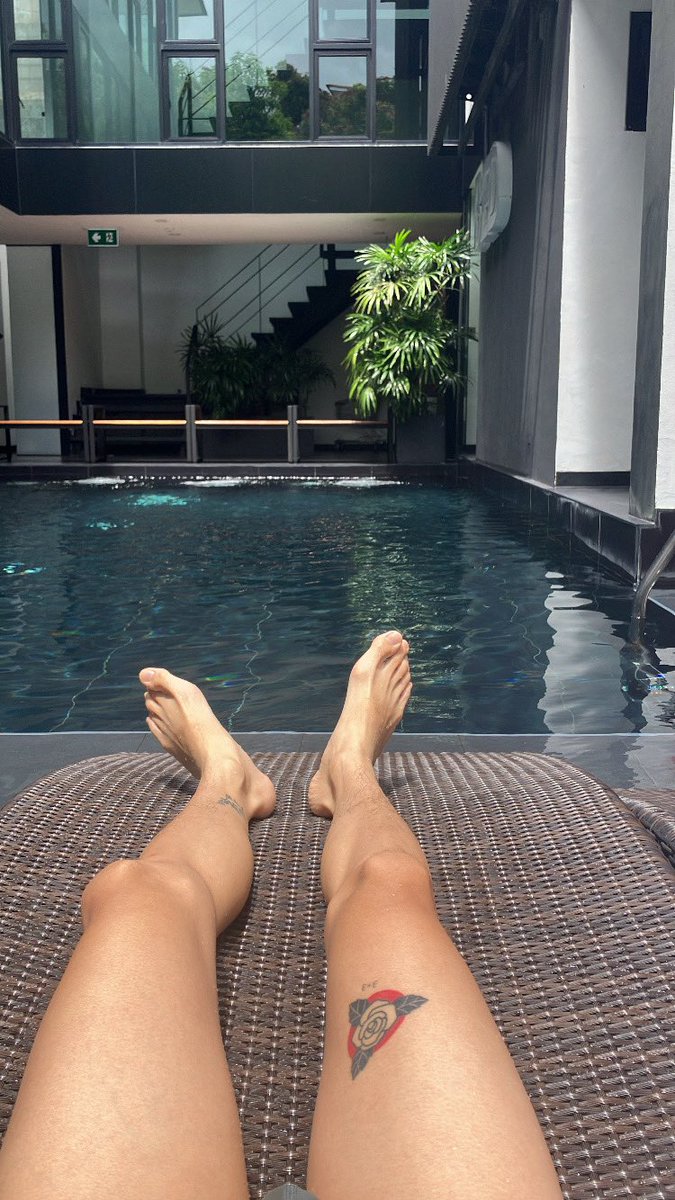 前面文章提到的MB他昨晚來，說是要補償那天的草草結束，結果展現真實力，幹了兩個小時，射了以後再換 <a href="/Evren1851/">薄荷糖管家</a> 繼續，我真的是「ขอบคุณ🙏」

起床吃了飯店早餐後就去游池，拍拍美照:)
這間飯店是目前住了最喜歡的，價錢不貴，舒適安靜，一次就住了三天哈哈

影片等我整理好再傳na