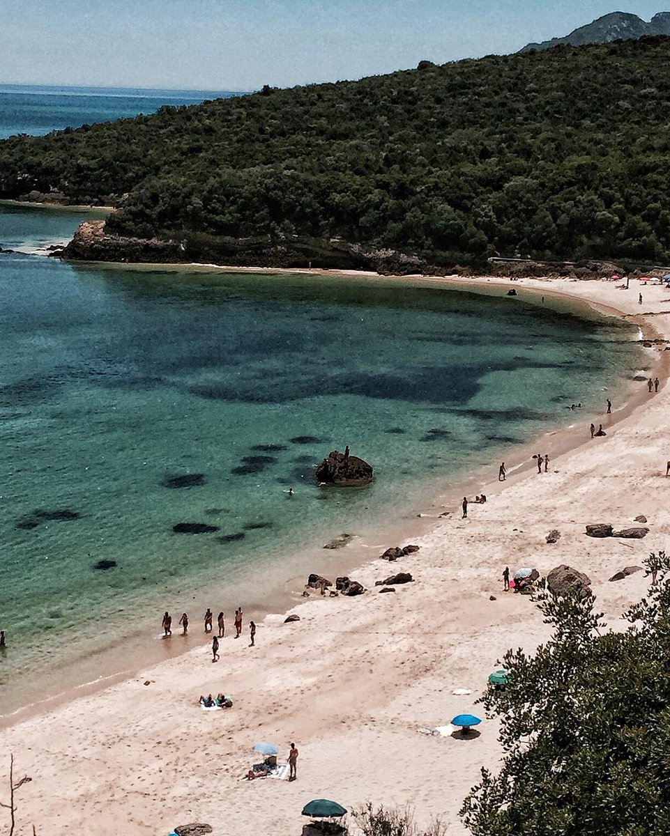 Just an hour from Lisbon’s city center, the stunning beaches of Serra da Arrábida offer the perfect summer escape. Time to swap the city streets for a day by the sea! 🏖️

#VisitLisboa 
visitlisboa.com 
📍 Praia dos Galapinhos
📷  <a href="/manuellamas/">manu</a>