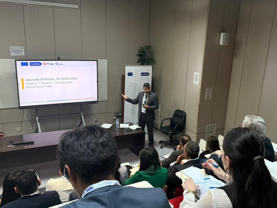 Eurofront_UE (@eurofront_ue) on Twitter photo 📚 Esta mañana ha tenido lugar la inauguración del proyecto 'Refuerzo de mallas curriculares' en la #DCI de <a href="/policia/">Policía Nacional</a>
Esta valiosa iniciativa fortalecerá el desarrollo profesional en la región en materia de gestión de fronteras y bajo el modelo 'formador de formadores'. 🌎🤝 📚 Esta mañana ha tenido lugar la inauguración del proyecto 'Refuerzo de mallas curriculares' en la #DCI de <a href="/policia/">Policía Nacional</a>
Esta valiosa iniciativa fortalecerá el desarrollo profesional en la región en materia de gestión de fronteras y bajo el modelo 'formador de formadores'. 🌎🤝