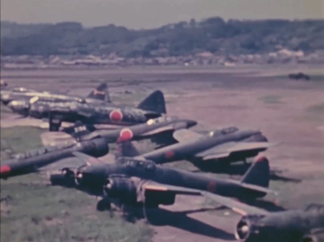 Tokkotai___'s tweet photo. Entre los aviones 🇯🇵 identifico:
#Mitsubishi G4M2 #Hamaki
#Yokosuka D4Y #Suisei
#Nakajima C6N #Saiun, J1N1 #Gekko, y creo que algún B6N #Tenzan y B5N
El avión que señalo con la flecha me desconcierta, podría ser un raro Nakajima J5N1 #Tenrai? 🤷🏻♂️
#WW2 #SGM https://t.co/RJnZWXwnOD