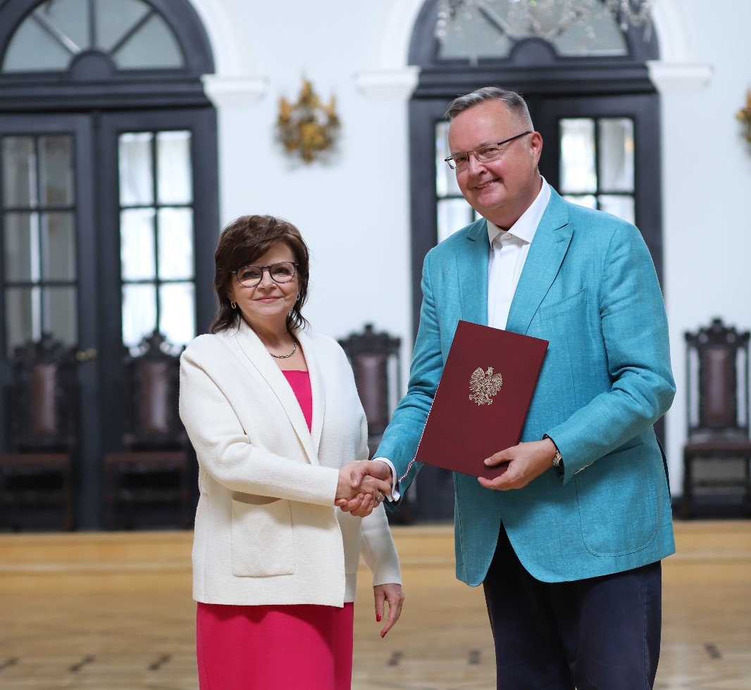 Ministerstwo Zdrowia (@mz_gov_pl) on Twitter photo Minister zdrowia Izabela <a href="/Leszczyna/">Iza Leszczyna✌️🇵🇱</a> wręczyła prof. dr hab. n. med. Krzysztofowi J. Filipiakowi nominację na stanowisko dyrektora Centrum Medycznego Kształcenia Podyplomowego. Profesor zacznie pełnić swoją funkcję 25 sierpnia 2025 r. Minister zdrowia Izabela <a href="/Leszczyna/">Iza Leszczyna✌️🇵🇱</a> wręczyła prof. dr hab. n. med. Krzysztofowi J. Filipiakowi nominację na stanowisko dyrektora Centrum Medycznego Kształcenia Podyplomowego. Profesor zacznie pełnić swoją funkcję 25 sierpnia 2025 r.