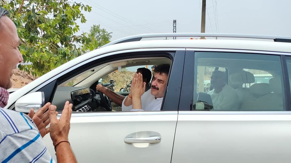 Pardeep Bishnoi (@pardeep80900599) on Twitter photo Pic Of The Day
चौधरी कुलदीप बिश्नोई के चाहने वाले आपको हर जगह मिल जाएंगे। जहां मिलते हैं गाड़ी वहीं रोक लेते हैं। ये सब युग पुरुष स्वर्गीय चौधरी भजनलाल जी की साफ छवि उनके कुशल नेतृत्व और अपनापन को उनके अन्दर दर्शाता है
<a href="/bishnoikuldeep/">Kuldeep Bishnoi</a>
<a href="/bbhavyabishnoi/">Bhavya Bishnoi</a> Pic Of The Day
चौधरी कुलदीप बिश्नोई के चाहने वाले आपको हर जगह मिल जाएंगे। जहां मिलते हैं गाड़ी वहीं रोक लेते हैं। ये सब युग पुरुष स्वर्गीय चौधरी भजनलाल जी की साफ छवि उनके कुशल नेतृत्व और अपनापन को उनके अन्दर दर्शाता है
<a href="/bishnoikuldeep/">Kuldeep Bishnoi</a>
<a href="/bbhavyabishnoi/">Bhavya Bishnoi</a>