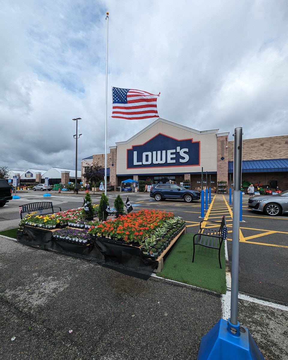 Lowes's tweet image. On Memorial Day, we honor and remember the men and women who gave up their lives in service to our country. Today, our Red Vest Associates around the country created inspiring Memorial Day tributes nationwide to commemorate their sacrifices.