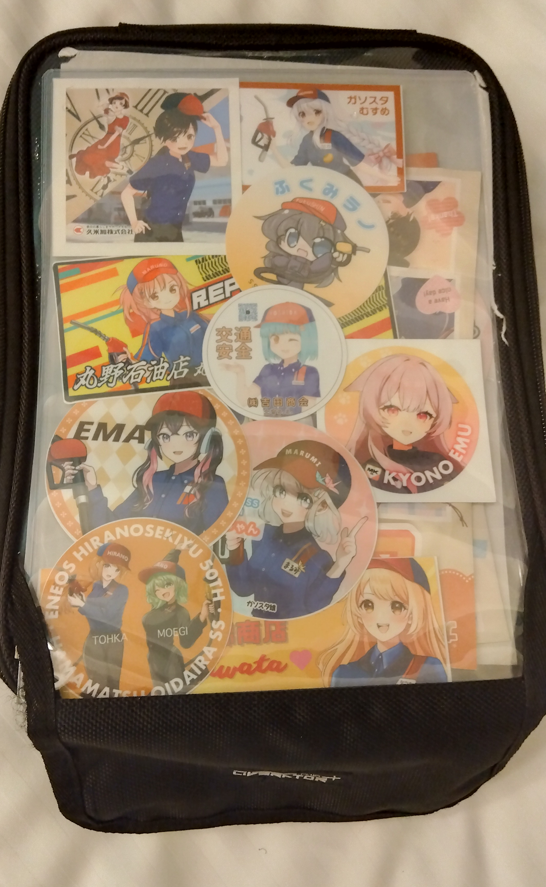「GMSR(ガソスタむすめステッカーラリー)、一昨日痛タンクバッグにえむちゃんとラ」|いさかこうじのイラスト