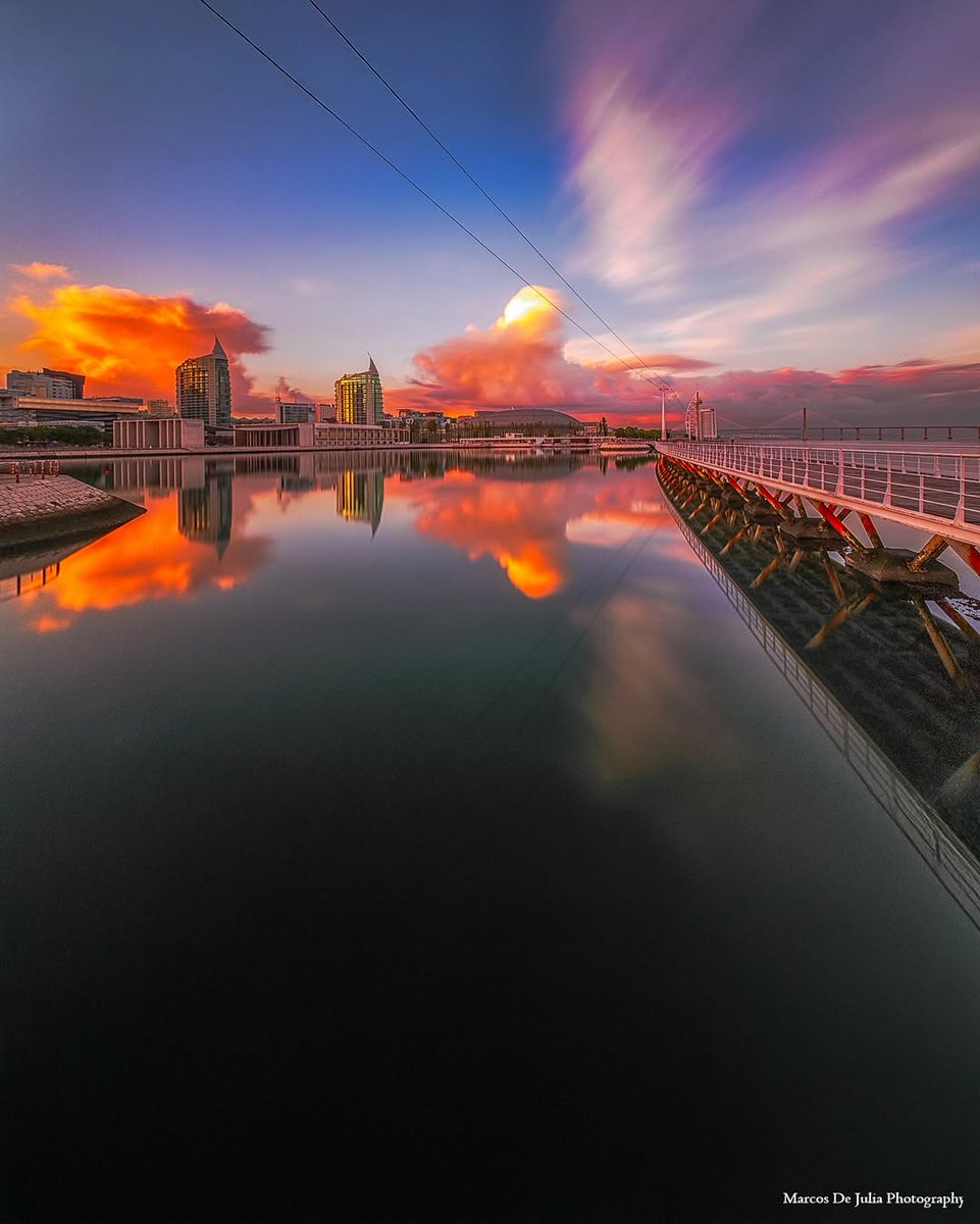 Lisbon knows how to end the day right. 🩷🧡

#VisitLisboa 
visitlisboa.com 
📍 Parque das Nações
📷  @marcosdejuliaphotography