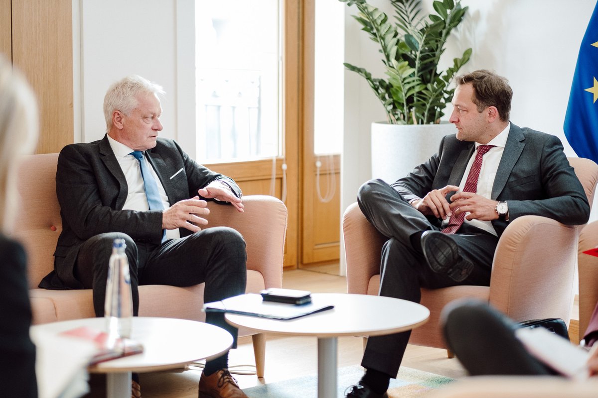 BMLEH_Bund's tweet photo. Am Rande des EU-Agrarrats treffen sich Bundesminister Alois Rainer und der 🇪🇺-Kommissar für #Landwirtschaft und #Ernährung @CHansenEU zu einem Austausch, u.a. über:
📎 Bürokratieabbau 
📦️ Vereinfachungspaket in der Gemeinsamen Agrarpolitik #GAP
🌲 Entwaldungsverordnung #EUDR https://t.co/DyjiTNDFMb