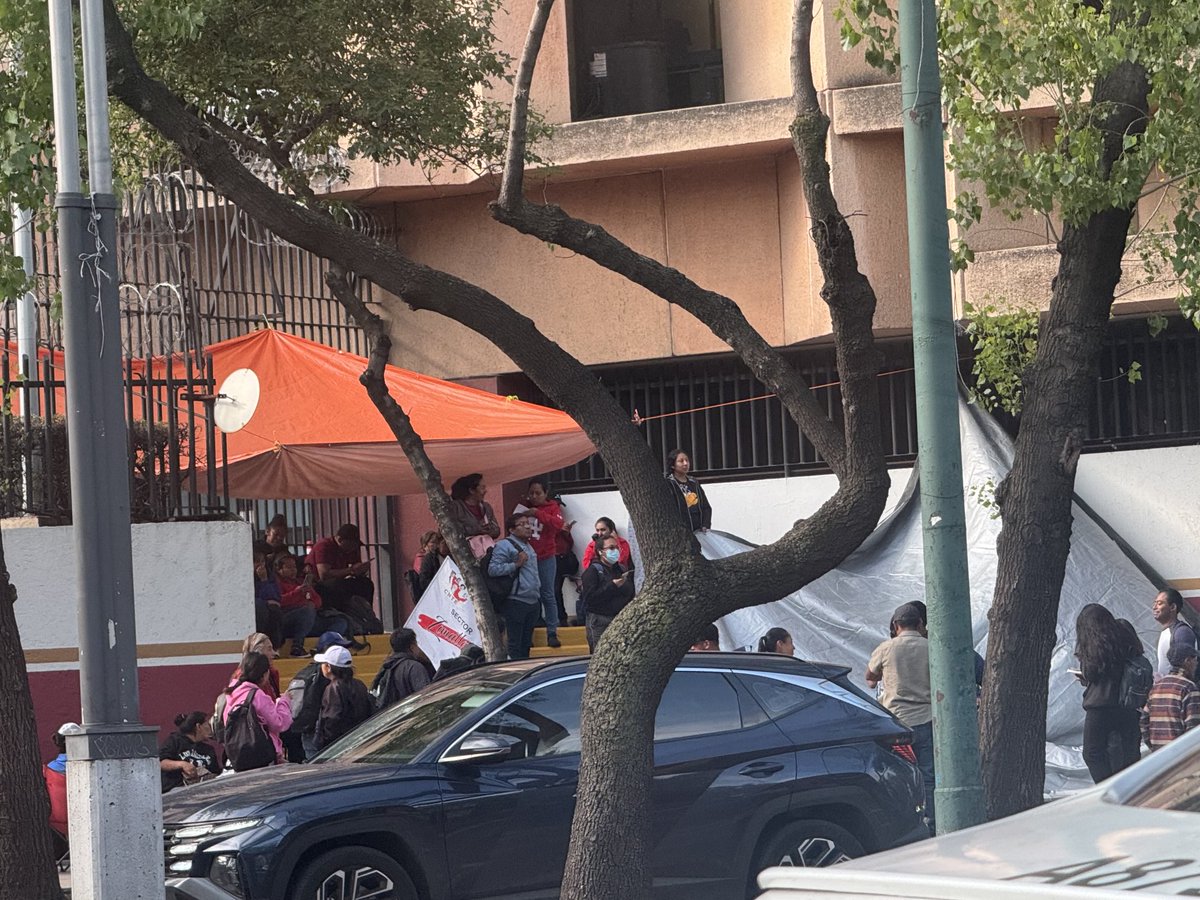 Ngomorag's tweet photo. ⁦@warkentin⁩ ⁦@asilascosasw⁩ los maestros de la snte ya tomando las oficinas del SAT en Reforma https://t.co/P1LZ01kKro