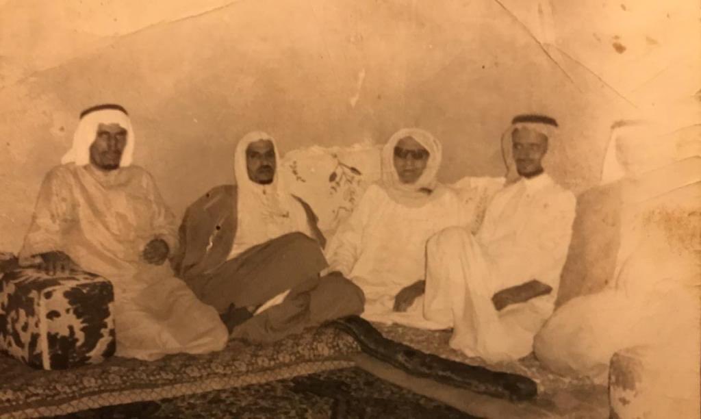 🔹من ذاكرة الكاميرا:
🔹صورة تجمع جدي محمد بن عبدالله ال خشيل يرحمه الله في آخر حياته مع أبنائه الأربعة:-
على يمينه : ابنه الأكبر والدي عامر بالبشت وعمي علي يرحمهما الله، وعلى يساره عمي عبدالله ثم عمي صالح ( صورته غير واضحة ) يحفظهما الله.
🔹عمر الصورة في حدود خمسين عاما تقريباً.