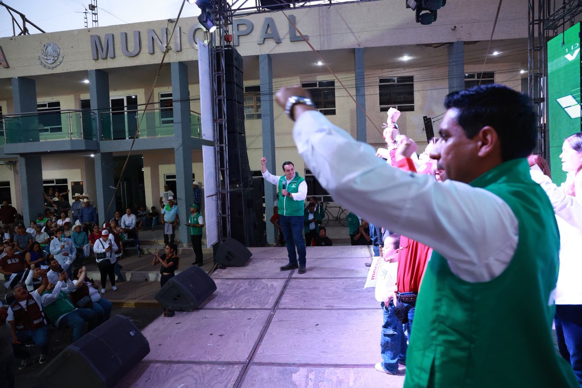 AlanGonzalez86's tweet photo. Fuimos testigos del gran trabajo de campaña de #JorgeDuarte en #GuadalupeVictoria.
Mirando de frente, tocando corazones y con amor a nuestra gente.
De la mano de las y los ciudadanos, le acompañamos en su cierre de campaña.

✅#VotaVerde
#RutaVerde

@gerardo_vs 
@PvemEstatalDgo https://t.co/xudC6wdoTa
