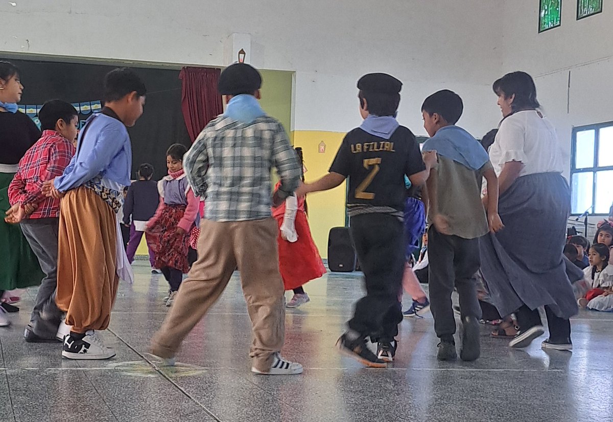 #Trelew En Barrio Inta acompañamos el acto del 25 de Mayo en la Escuela N° 207 🇦🇷
Emotivo encuentro con la comunidad educativa, con bailes, canciones y coreografía de bombos. 
Recorrimos las instalaciones para conocer de primera mano las necesidades de la institución.