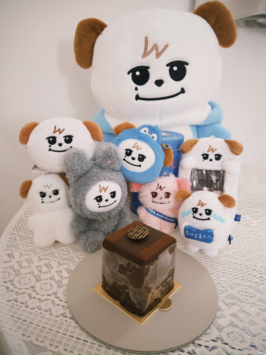 형아가 데뷔 19주년 축하해💙🥳💙
케이크 먹을게🎂🐶

#규현과_영원히_함께하고_십구
#규현아_사랑해
#kyuhyun_Dubut_19th_Anniversary