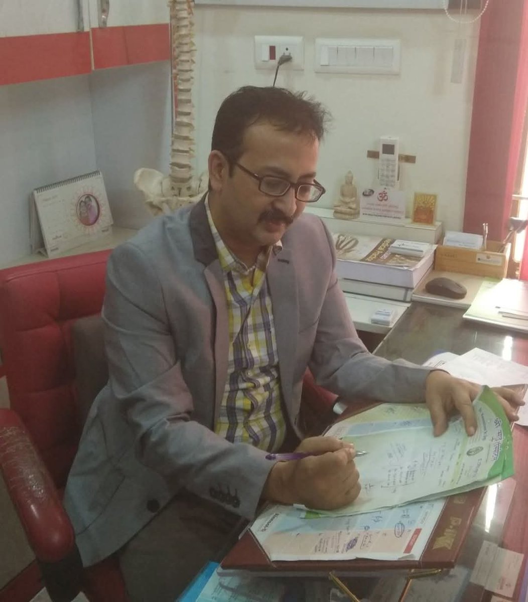 ChapraZila's tweet photo. क्या छोटे शहर में सेवा करने वाले डॉक्टर को इज्जत मिलती है? सिवान जिले के डॉक्टर साहब का पोस्ट पढ़िए एकबार।

मैं डॉ. रमेश्वर कुमार हूं। मैंने भारत के प्रतिष्ठित मेडिकल कॉलेज MGIMS, सेवाग्राम वर्धा से All India Merit पर MBBS और MS किया। फिर देश की सबसे कठिन मानी जाने वाली पोस्ट-ग्रेजुएट परीक्षा DNB भी पास की। पूरे बिहार में MBBS + MS + DNB रखने वाले डॉक्टर आज भी गिनती के हैं।

मैं चाहता तो दिल्ली, मुंबई, हैदराबाद या विदेश में शानदार करियर बना सकता था। लेकिन मैंने चुना अपने राज्य, अपने गांव, अपने ज़मीन से जुड़कर काम करना – जहाँ ज़रूरत है, डॉक्टर की?

18 सालों में:

20,000+ सर्जरी की,

1,000+ जोड़ प्रत्यारोपण,

सैकड़ों गरीब मरीजों का मुफ्त इलाज,

लेकिन आज भी कई बार मैं महसूस करता हूं कि समाज डॉक्टर की सेवा नहीं, उसका ठिकाना देखता है।

जब मैं ₹400 फीस लेता हूं, तो कुछ लोग मुझे “लूटने वाला” कहते हैं।
वहीं वही लोग दिल्ली जाकर ₹2000 में मेरे ही जूनियर से इलाज कराते हैं और खुद को "प्रगतिशील" मानते हैं। एम्स में काम करने वाले मेरे जूनियर डॉक्टर को भी लोग इतना इज्जत देते हैं हाथ जोड़ खड़े रहते हैं, जिनको मेरे क्लीनिक में 1 घंटे इंतजार करने में शर्मिंदगी महसूस होती है।

मैं पूछता हूं समाज से:
जो डॉक्टर अपने ऐशो-आराम, बड़ा शहर, नाम-शोहरत छोड़कर आपके गांव-कस्बे में रहकर आपकी सेवा कर रहा है,
 उसे उसके हक का सम्मान आप देते हैं
अगर नहीं,
तो फिर कृपया कभी यह मत कहिए कि "गांव में अच्छे डॉक्टर नहीं आते..."

क्योंकि जो आता है,
वह सिर्फ डॉक्टर नहीं,
बल्कि अपनी महत्वाकांक्षाओं की आहुति देकर आया एक कर्मयोगी होता है।

और मैं आज भी गर्व से कहता हूं –
मैं डॉक्टर हूं – जाति से नहीं, सेवा से पहचाना जाना चाहता हूं।