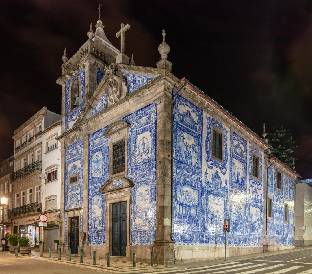 MizeraMichael's tweet image. The Chapel of Santa Catarina, also known as the Chapel of Souls, Porto, Portugal. The chapel's covering currently consists of 15,947 azulejos tiles. They represent the lives of Saint Francis of Assisi and Saint Catherine, notably his death and her martyrdom. #azulejos #porto