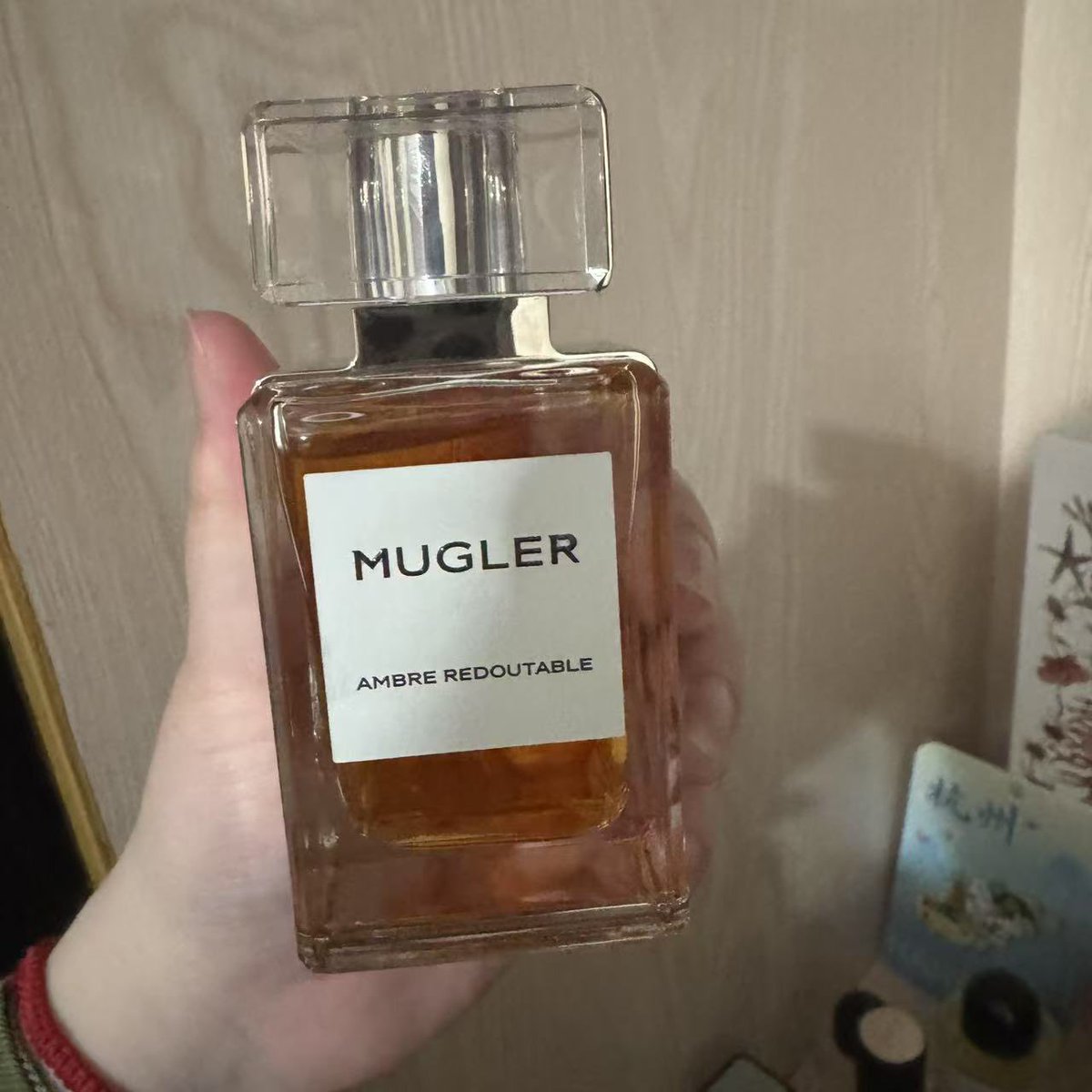 عطر Mugler Ambre Redoutable" من دار موغلر الفرنسية، وهو عطر فاخر يناسب اللي يحبون الروائح القوية والدافئة. بما إنك طلبت تفاصيل بلهجة نجدية وأسلوب أنثوي مع إيقونات، بخليك تحسين بإحساس الأناقة والفخامة 💃✨:
"أمبريه ردوتابل" يعني بالعربي "العنبر المرعب"، بس لا تخافين، المرعب هنا