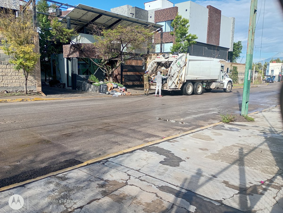 Inge_Luigi's tweet photo. Hace unos minutos, me acaban de pedir dinero los trabajadores del servicio de limpia del municipio de Cuautlancingo. 
A decir de uno de ellos, NO LES PAGAN, por eso piden cooperación.
Prácticas de otra administración...

@omarmunooz 
@fredyacob
@CuautlancinGob 
@pauloyolatl https://t.co/dRgCO97yi2