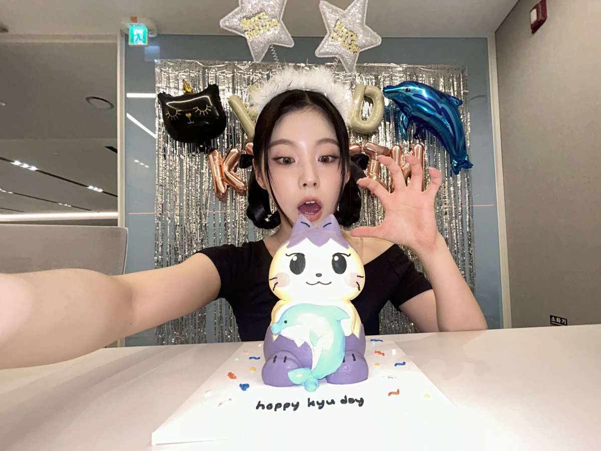 NMIXX_official's tweet photo. [🐱] HAPPY KYUJIN DAY

   ∧     ∧
(ᓀ ֊ ᓂ˵ )♡
(つ🐬⊂)

#NMIXX #엔믹스
#규진 #KYUJIN
#규진이와_더_멀리
#MY_KYUJIN_DAY https://t.co/zDQdHgfRRg