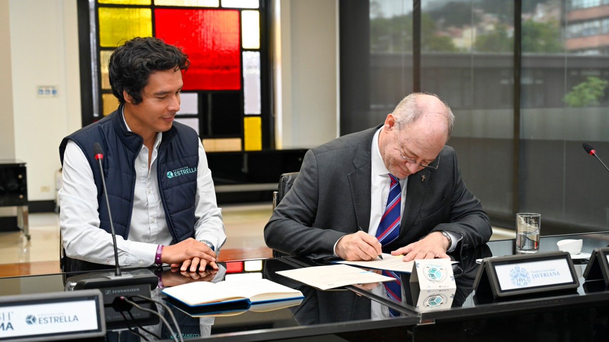 UniJaveriana's tweet photo. 💛💙La Universidad Javeriana, en su propósito misional de facilitar el acceso a la educación superior con calidad, lanza nueva línea de financiación de largo plazo con 0% de tasa de interés, la cuál es asumida por la institución; a través de la alianza con "Educación Estrella" 🌟, una Fintech que está construyendo un ecosistema de financiación con varias instituciones de Colombia 🇨🇴.