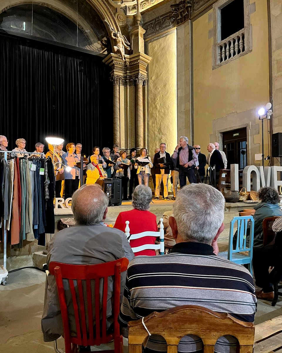 🎶 La Pietat va ser l'escenari ideal pel concert que ens van oferir, el passat divendres, els membres de la coral Arrels d'Ashes. La música va embolcallar les parets de l'església i els assistents van poder gaudir d'un ampli repertori de cançons populars catalanes.