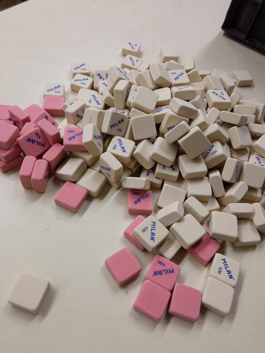 🔍 Sabies què és la tampografia? És la tècnica perfecta per estampar logos en superfícies petites i irregulars, com aquestes gomes Milan personalitzades amb el nostre toc! 🖊️✨

Vols un detall únic i corporatiu? Parlem! 😉