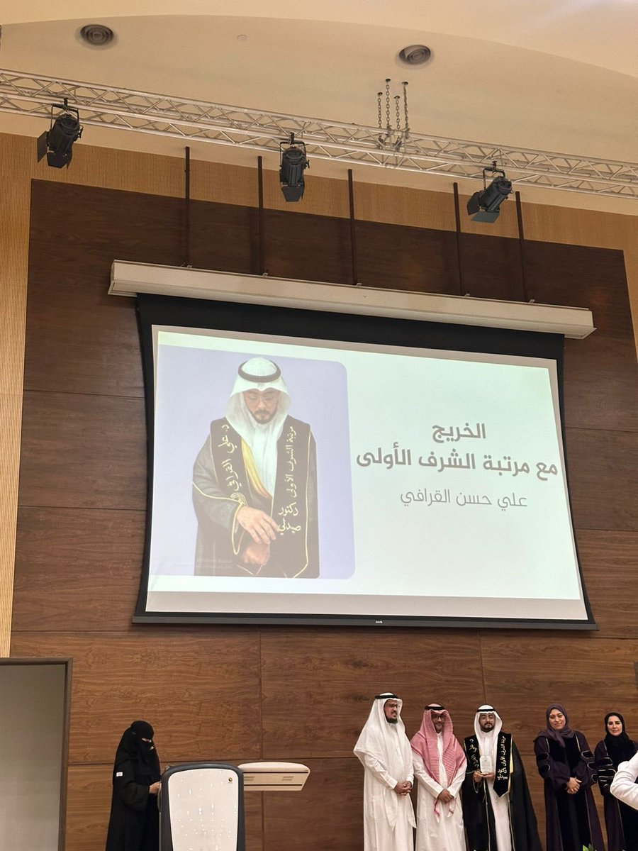 Dr_Alw0's tweet photo. لحظات ترتوي فيها القُلوب من نبعِ الصّبر الذي رافقنا خُطوة بخُطوة ، بعد ستّة اعوام امتلأت بالذكريات التي يحنُو لها القلب اخيرا لحظة القسَم ولحظة الوصول ..
وليس أجملُ من الوصول الّا ذِكرى كانت ب��لطريق الطويل مع من رافقنا فيه https://t.co/txvHHuK9dB