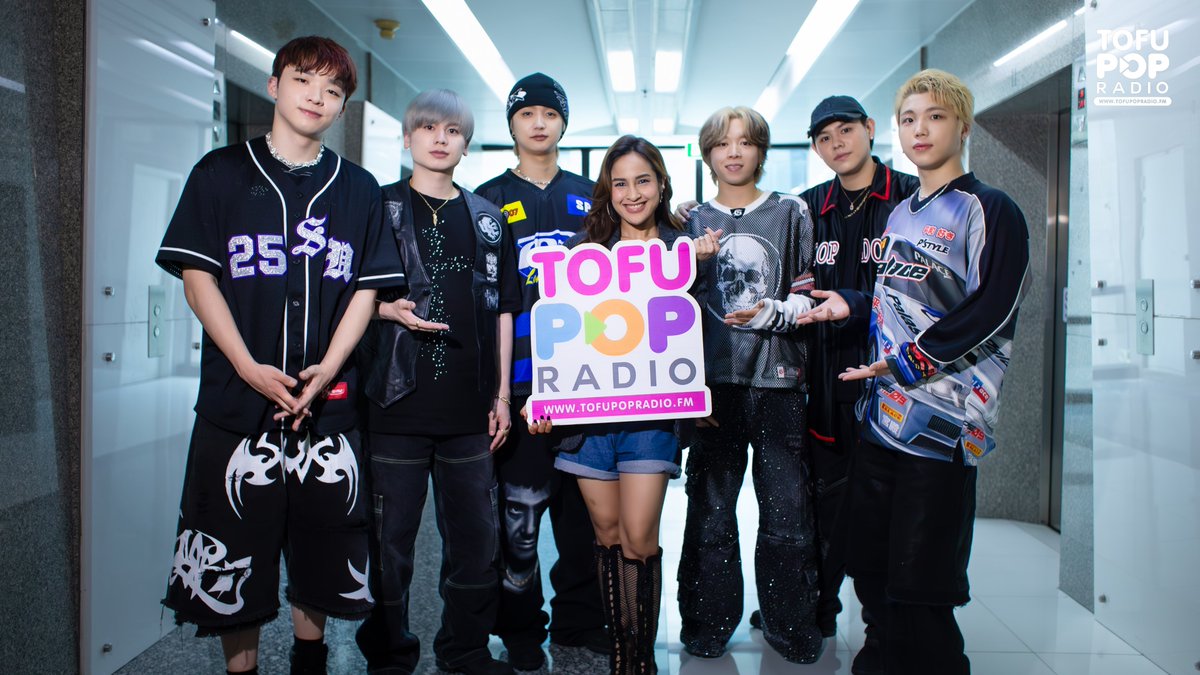 TofuPopRadio's tweet photo. #TofuPOPRadio ต้อนรับวงสุดร้อนแรงจากญี่ปุ่น #BEFIRST ที่แวะมาทักทายแฟนๆ และแนะนำเพลงใหม่ล่าสุดอย่าง 'GRIT' เรียกได้ว่ามันส์กันแบบต่อเนื่องจากคอนเสิร์ตครั้งแรกที่ไทยของพวกเขาใน #BEFIRSTWorldTour2025 #WHOISBEFIRSTBKK 🔥
.
ใครพลาดชมไลฟ์ คลิกเลย https://t.co/cI7dD1AktW

#TofuPOPRadioxBEFIRST
#BF_GRIT
#TeroRadio 
@BEFIRSTofficial @BEFIRST_global