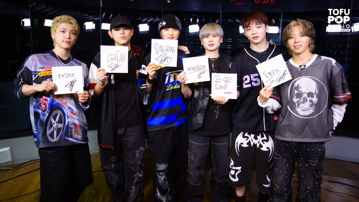 TofuPopRadio's tweet photo. #TofuPOPRadio ต้อนรับวงสุดร้อนแรงจากญี่ปุ่น #BEFIRST ที่แวะมาทักทายแฟนๆ และแนะนำเพลงใหม่ล่าสุดอย่าง 'GRIT' เรียกได้ว่ามันส์กันแบบต่อเนื่องจากคอนเสิร์ตครั้งแรกที่ไทยของพวกเขาใน #BEFIRSTWorldTour2025 #WHOISBEFIRSTBKK 🔥
.
ใครพลาดชมไลฟ์ คลิกเลย https://t.co/cI7dD1AktW

#TofuPOPRadioxBEFIRST
#BF_GRIT
#TeroRadio 
@BEFIRSTofficial @BEFIRST_global