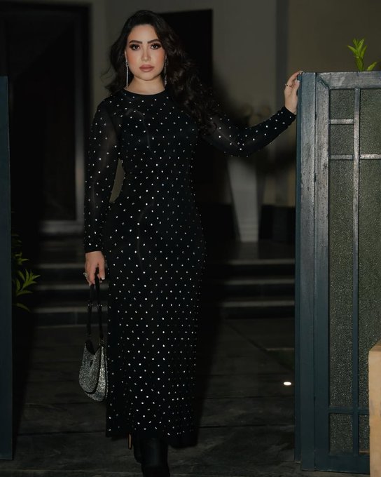 بوسي بإطلالة سوداء مميزة في أحدث جلسة تصوير لها. شاركت الفنانة المصرية #بوسي صورًا عبر حسابها بإنستغرام من إطلالاتها الأخيرة، حيث ظهرت بفستان ضيق باللون الأسود يزينه الكريستالات الفضية، وأضافت حقيبة لامعة واعتمدت مكياجًا بارزًا بتدرجات النيود.. ما رأيك بإطلالتها؟. : ramy_wadeea