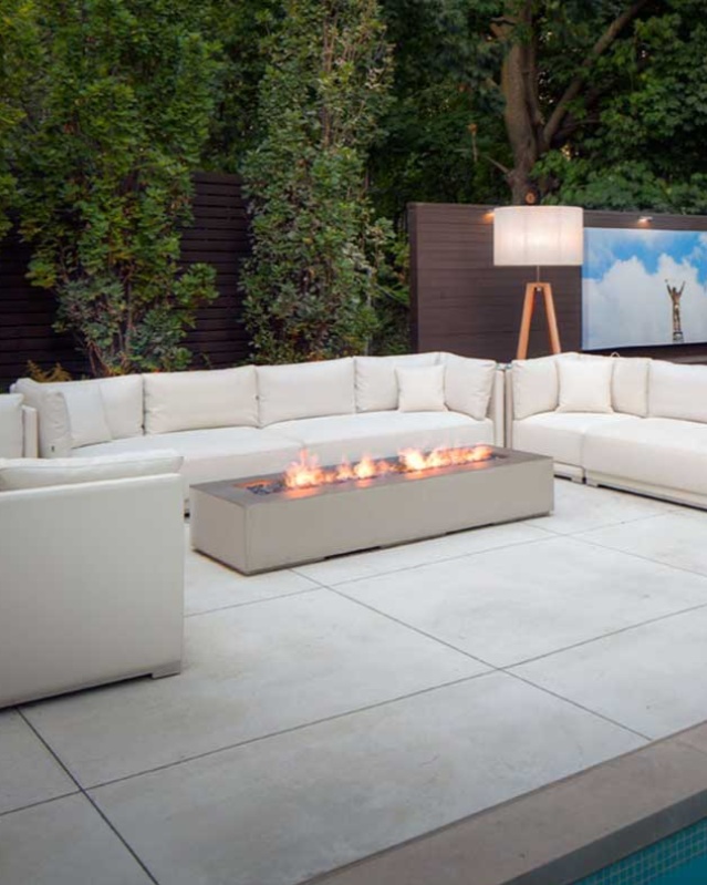 paloform's tweet image. A luxury escape by the water’s edge. 

The Robata linear #firepit brings warmth and structure to this #poolside lounge, where sculptural form and soft textures invite you to settle in and stay awhile. 

#paloform