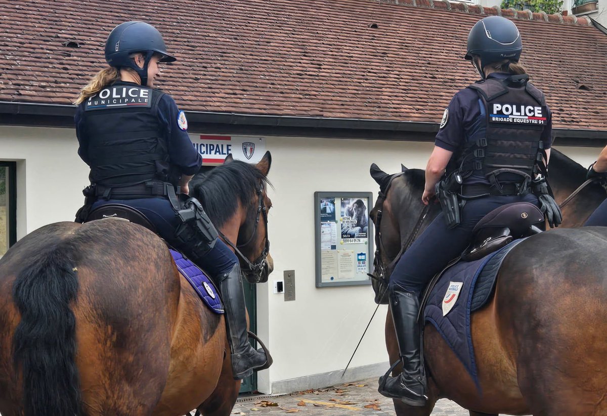 Une fois n’est pas coutume, ce lundi est jour de patrouilles communes pour les brigades équestres de la Police nationale et de notre Police municipale. Une vraie coopération, naturelle et efficace, entre nos deux polices. #Yerres #Essonne #sécurité #BrigadeÉquestre #Police