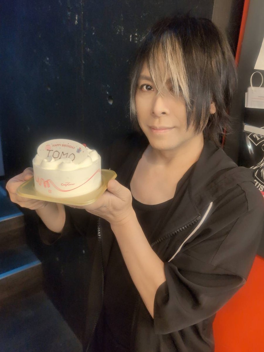 S_TOMO_0527's tweet photo. 51歳になりました!
これからも頑張ります^_^
応援宜しくお願いしますm(_ _)m https://t.co/Bsiow5wYZm