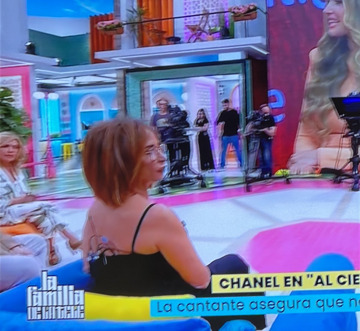 showrunnertele's tweet photo. No se calla la Patiño ni en la rueda de prensa es que se me hace bola este programa! #LaFamilia26M #melody #rtve https://t.co/ffmQ7GdXEi